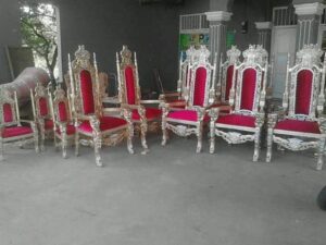 Kursi Raja Warna Emas