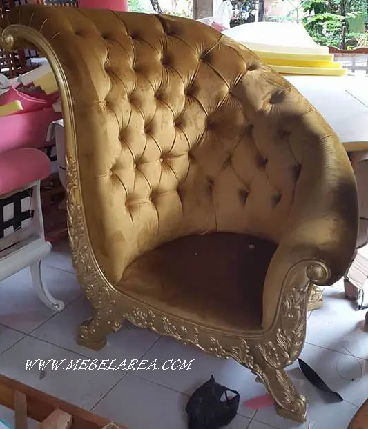 kursi sofa ukiran mewah gaya eropa warna emas