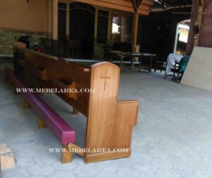 kursi gereja mewah