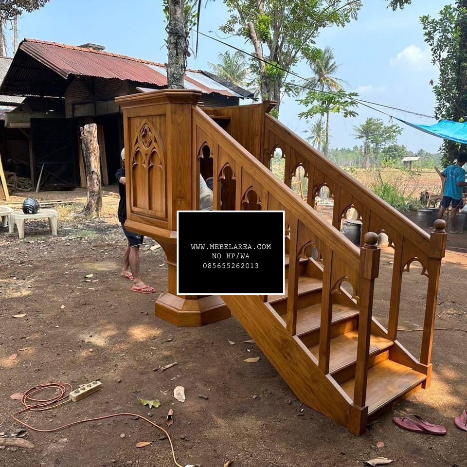 Mimbar Gereja Protestan HKBP Kayu Jati